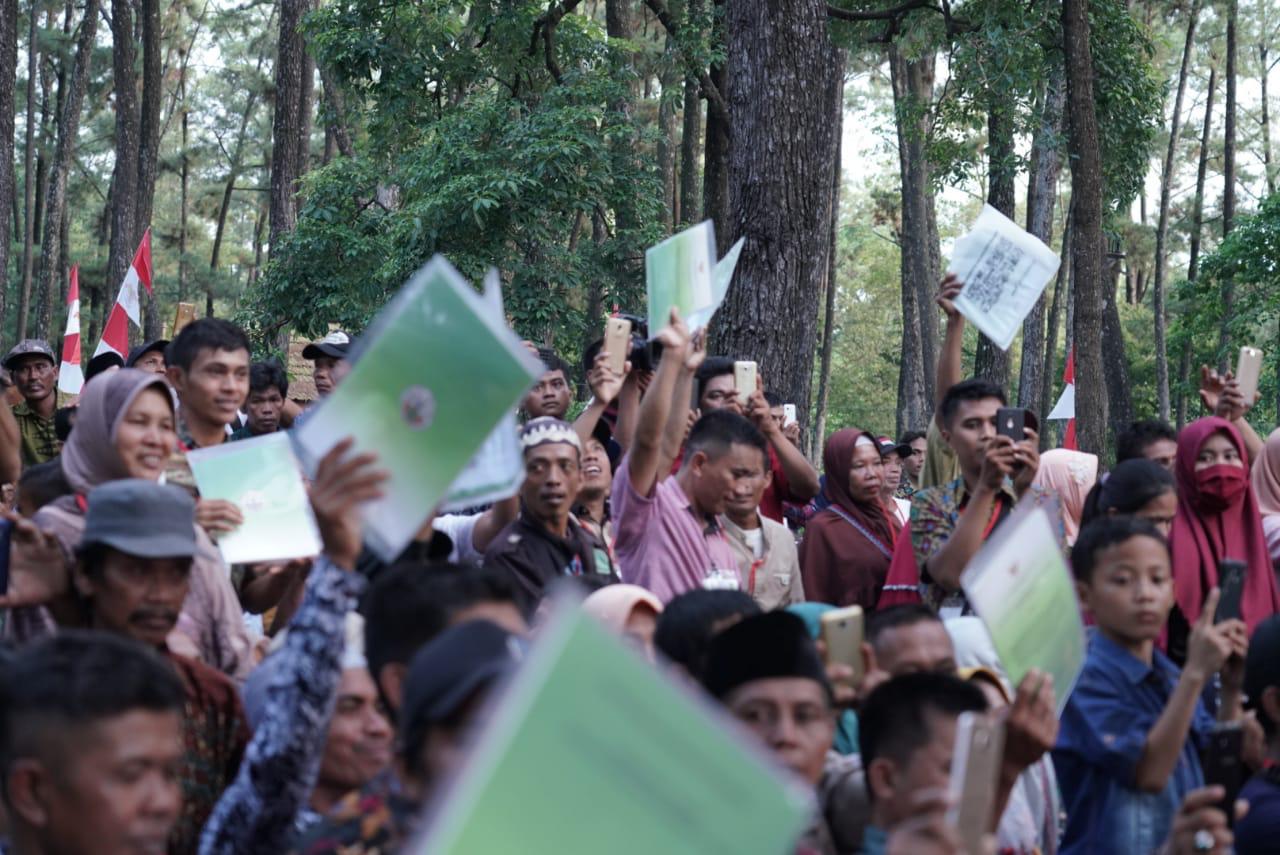 PPID Kementrian Lingkungan Hidup Dan Kehutanan Presiden Serahkan SK Perhutanan Sosial Di