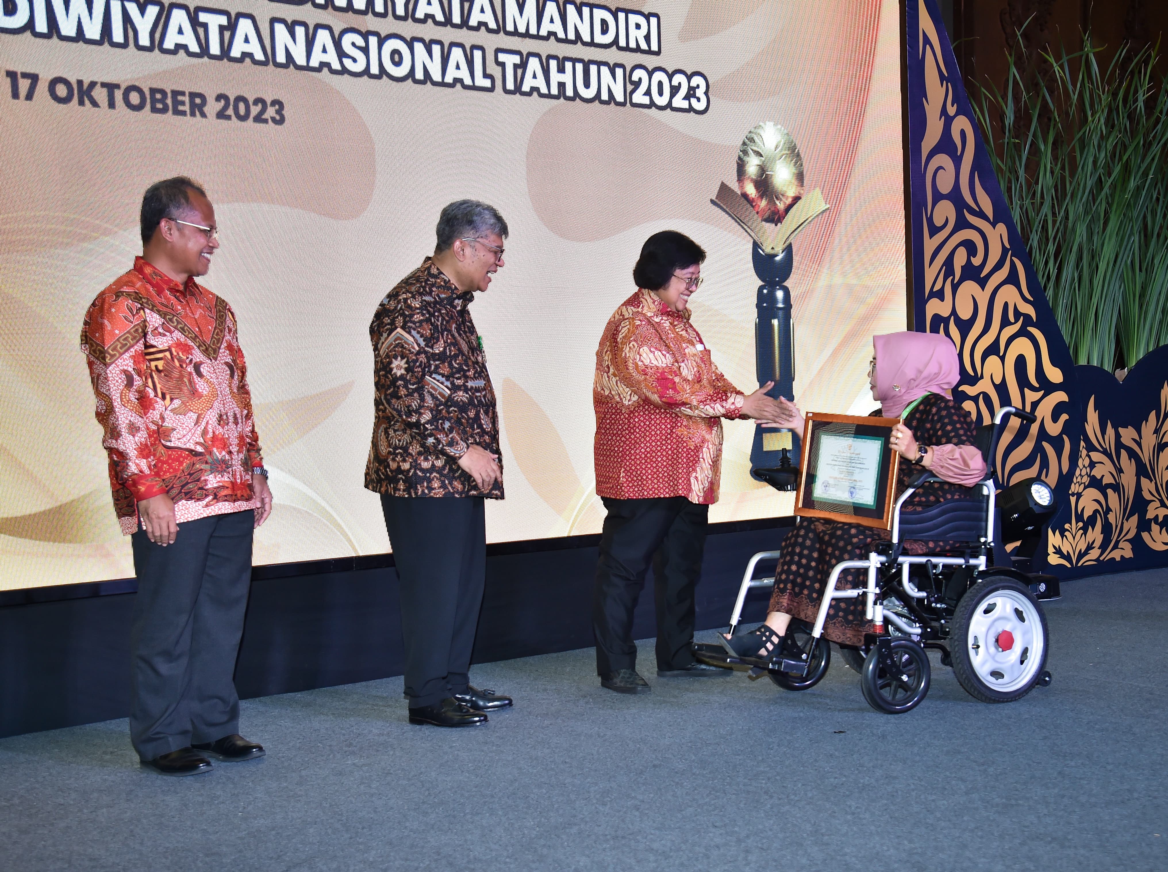 PPID | Kementrian Lingkungan Hidup Dan Kehutanan | KLHK Berikan ...