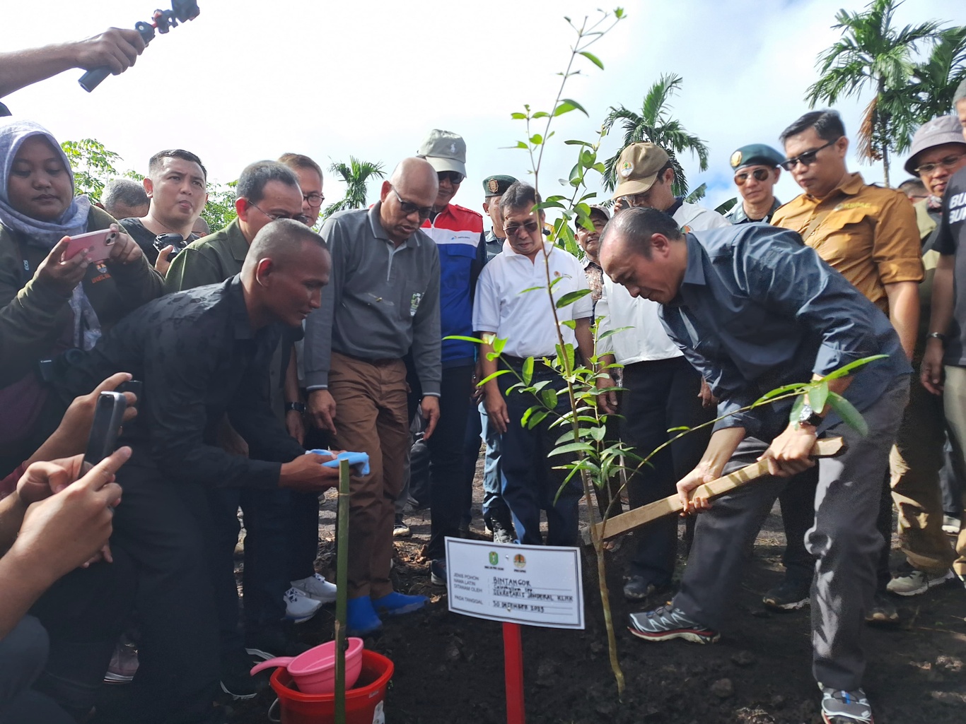 Ppid Kementrian Lingkungan Hidup Dan Kehutanan Bersama Masyarakat Klhk Tanam Pohon Di